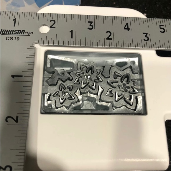 Creative Memories Merry Blooms Poinsettia Standalone Decorative Border Punch NEW - Picture 7 of 9